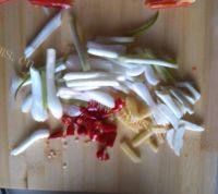 家常菜腊肉炒芹菜做法图解2)