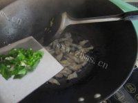 美味的咸菜炒肉做法图解4)