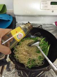 美味的青椒肉丝炒面做法图解8)