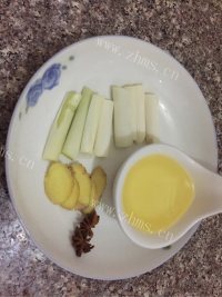 诱人的排骨炖豆角做法图解2)