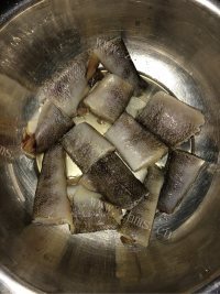 色泽鲜亮的铁锅炖鱼做法图解1)