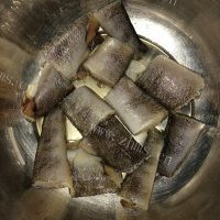 色泽鲜亮的铁锅炖鱼的做法图解一