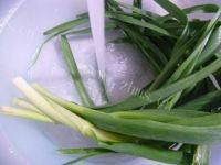 家常菜大蒜炒腊肉做法图解2)