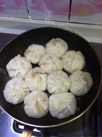 风味梅干菜鲜肉煎包做法图解6)