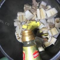 美味的猪肺筒骨莲藕汤做法图解9)