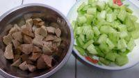 黄瓜炒牛肉丸做法图解3)