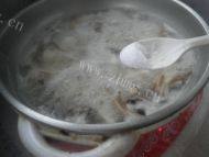 美味的茶树菇肉丸汤做法图解11)