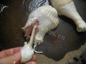 色泽不错的菠萝炒鸡腿肉做法图解2)