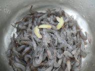 诱人的油炸小河虾做法图解2)