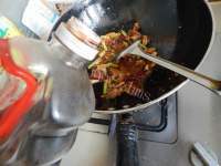 色味俱佳的蒜苗炒五花肉做法图解15)