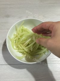 家常凉拌蒜蓉瓜翠做法图解6)