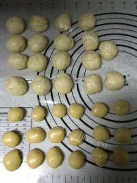 营养丰富的豆沙菊花酥做法图解4)
