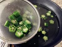 特下饭的秋葵炒蛋做法图解3)
