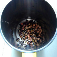 美味的自制养生黑豆浆的做法图解三
