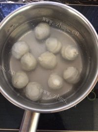 美味的咖喱鱼丸汤做法图解3)