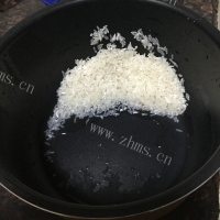 美味的皮蛋粥做法图解1)