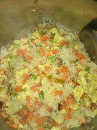 美味的青椒火腿胡萝卜炒饭做法图解11)