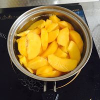 黄桃罐头做法图解4)