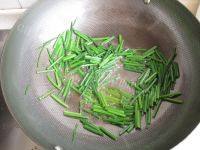 美味的韭菜花炒核桃做法图解5)