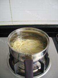 香味四溢的素炒面做法图解2)
