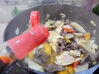 脆嫩可口的冬笋炒牛肉做法图解7)