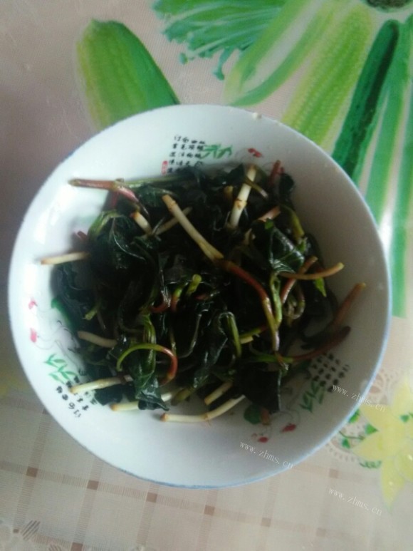 芳香四溢的凉拌鱼腥草