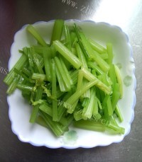 家常菜芹菜炒豆干做法图解1)