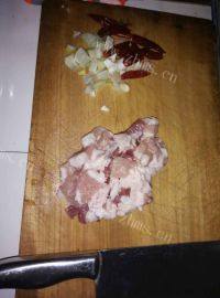 家常菜芹菜炒肉做法图解3)