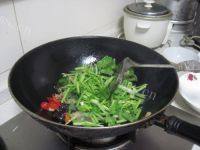 家常菜芹菜木耳炒肉做法图解8)