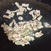 让人怀念的土豆炒肉做法图解4)