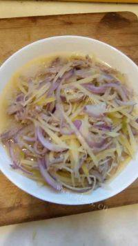 #爱美食#土豆洋葱肉丝面做法图解8)