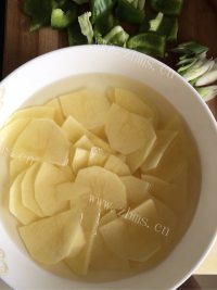 家常菜大辣椒炒土豆片做法图解1)
