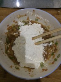 美味的泡菜饼做法图解3)