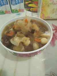美味的银耳莲子粥