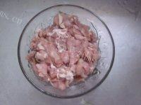 家常菜芹菜木耳炒肉做法图解4)