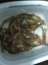 妈妈教我做蒜蓉蒸虾做法图解1)