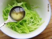 家常菜葱油拌莴笋做法图解2)