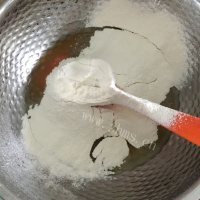 自制蛋黄莲蓉月饼做法图解5)