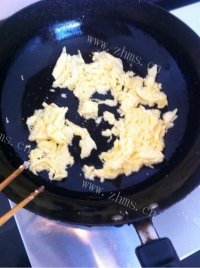 香气浓郁的酱油炒饭做法图解5)