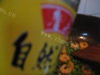 香喷喷的青豆炒虾仁做法图解4)