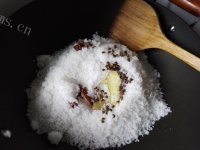 美味砂锅荷香盐焗鸡做法图解7)
