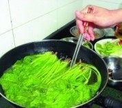 果仁菠菜做法图解1)