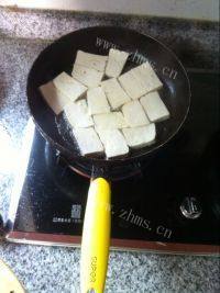 家常菜五花肉烧豆腐做法图解2)