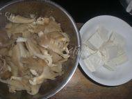 家常菜平菇烧豆腐做法图解1)