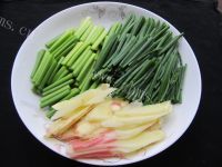 质嫩爽口的韭菜苔炒肉的做法图解二