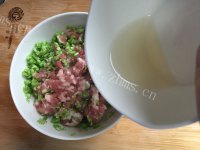 美味的鲜肉咸蛋蒸做法图解4)