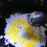 美味的黄金蛋炒饭做法图解6)