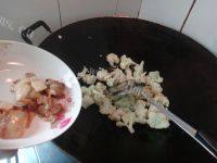 家常菜腊肉炒花菜做法图解5)