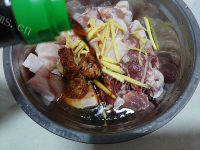美味的土豆粉蒸肉做法图解5)