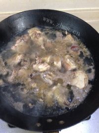 银耳莲子煲鸡汤做法图解4)